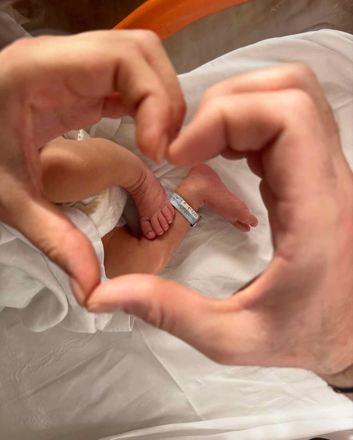 Ο Νίκος Πολυδερόπουλος με τη σύντροφό του και τον γιο τους