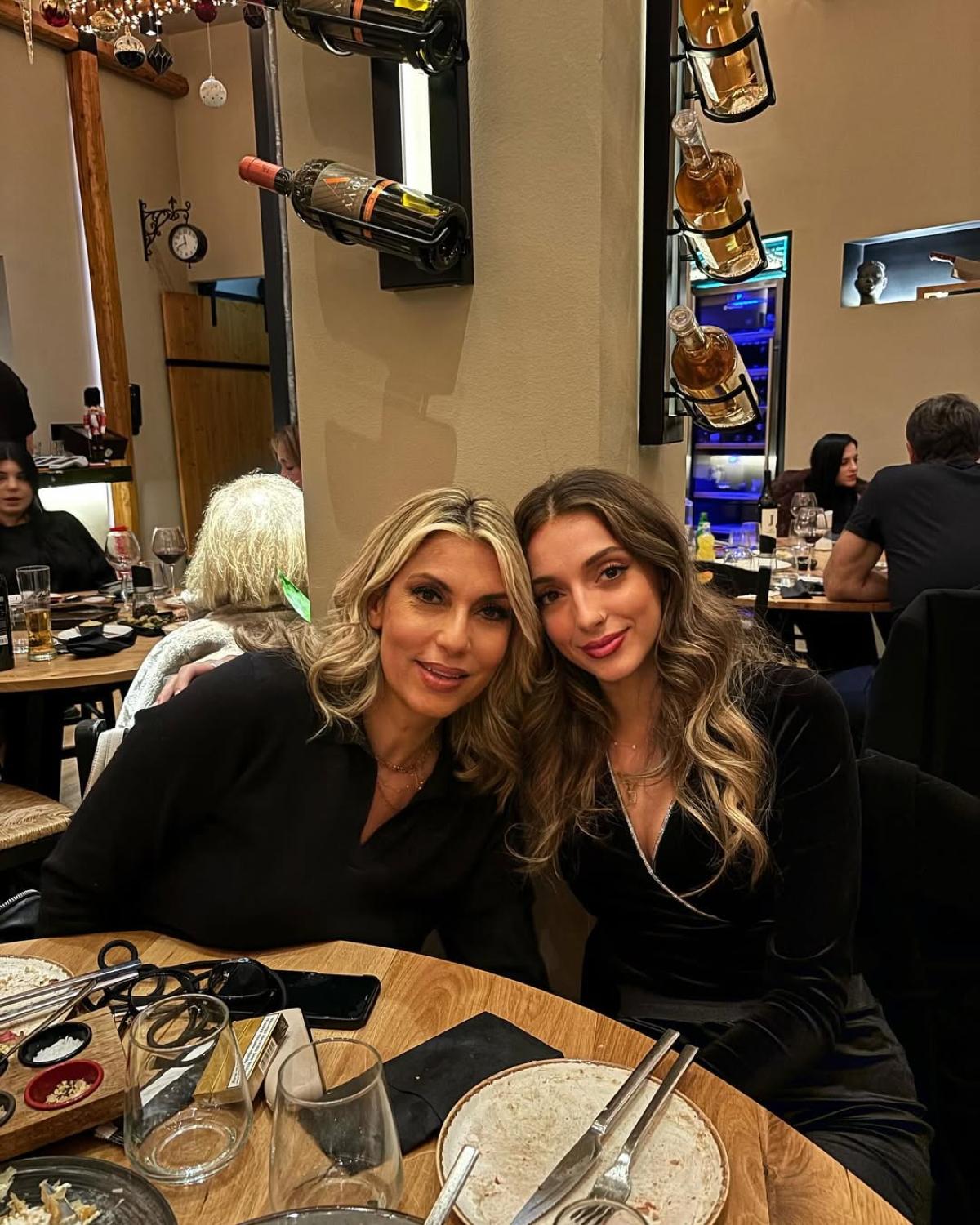 Η Άννα Καραμανλή με την κόρη της