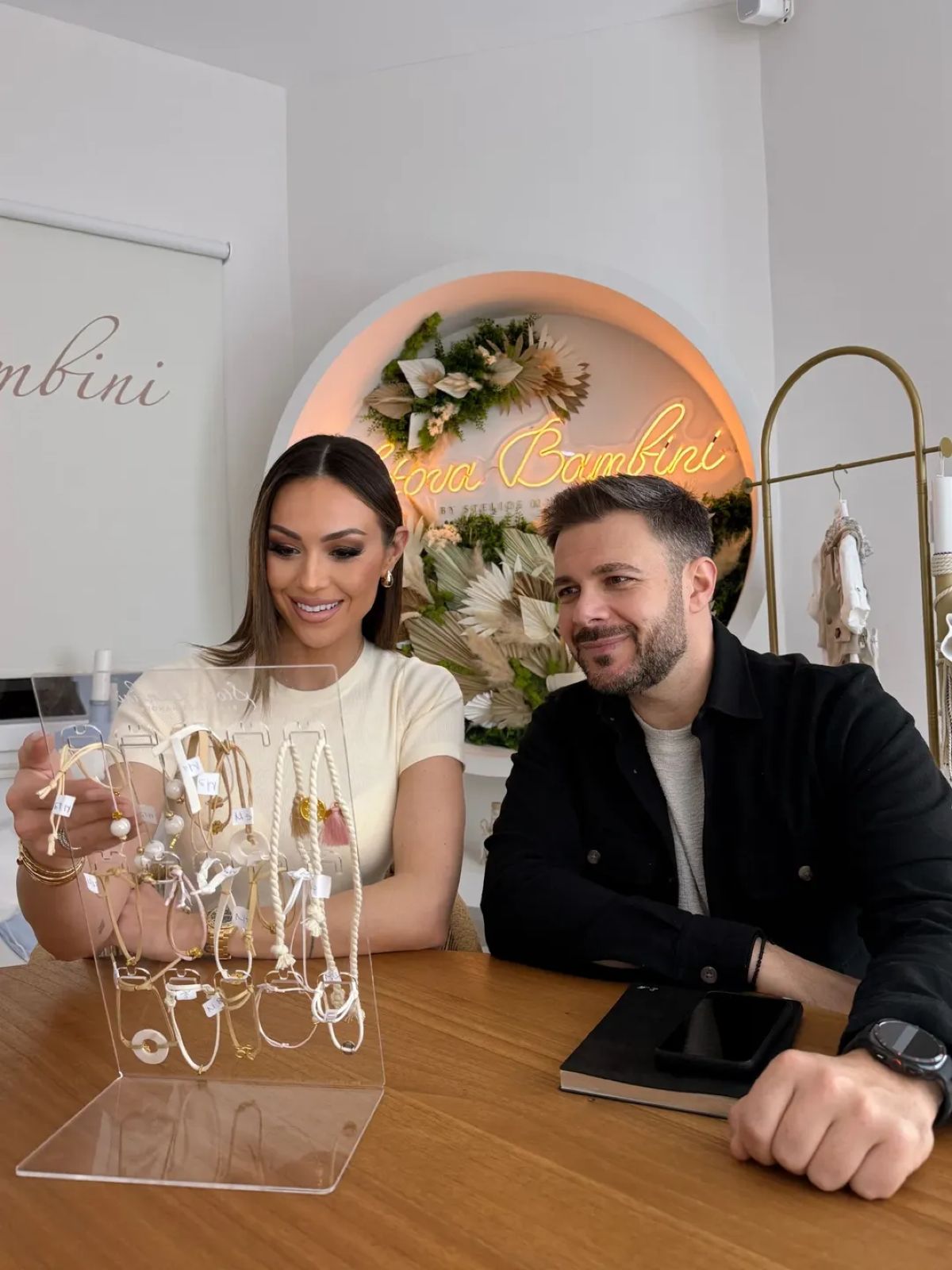 Η Δώρα Παντέλη διαλέγει βαφτιστικά για τον γιο της