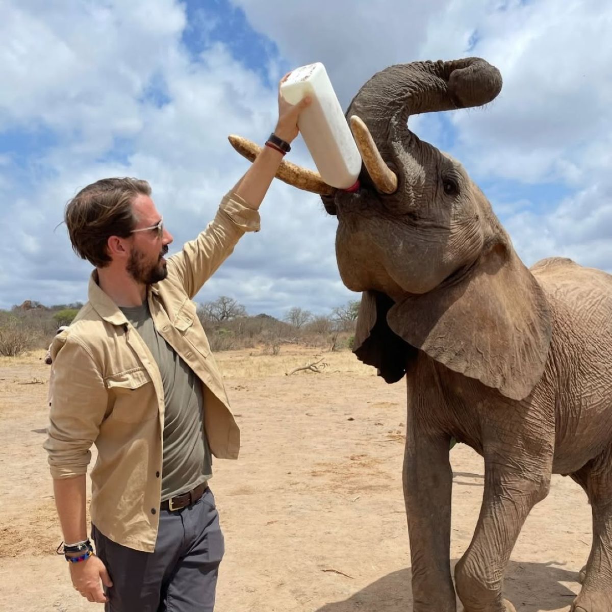 Ο Φίλιππος Ντε Γκρες και η Νίνα Φλορ στην Αφρική