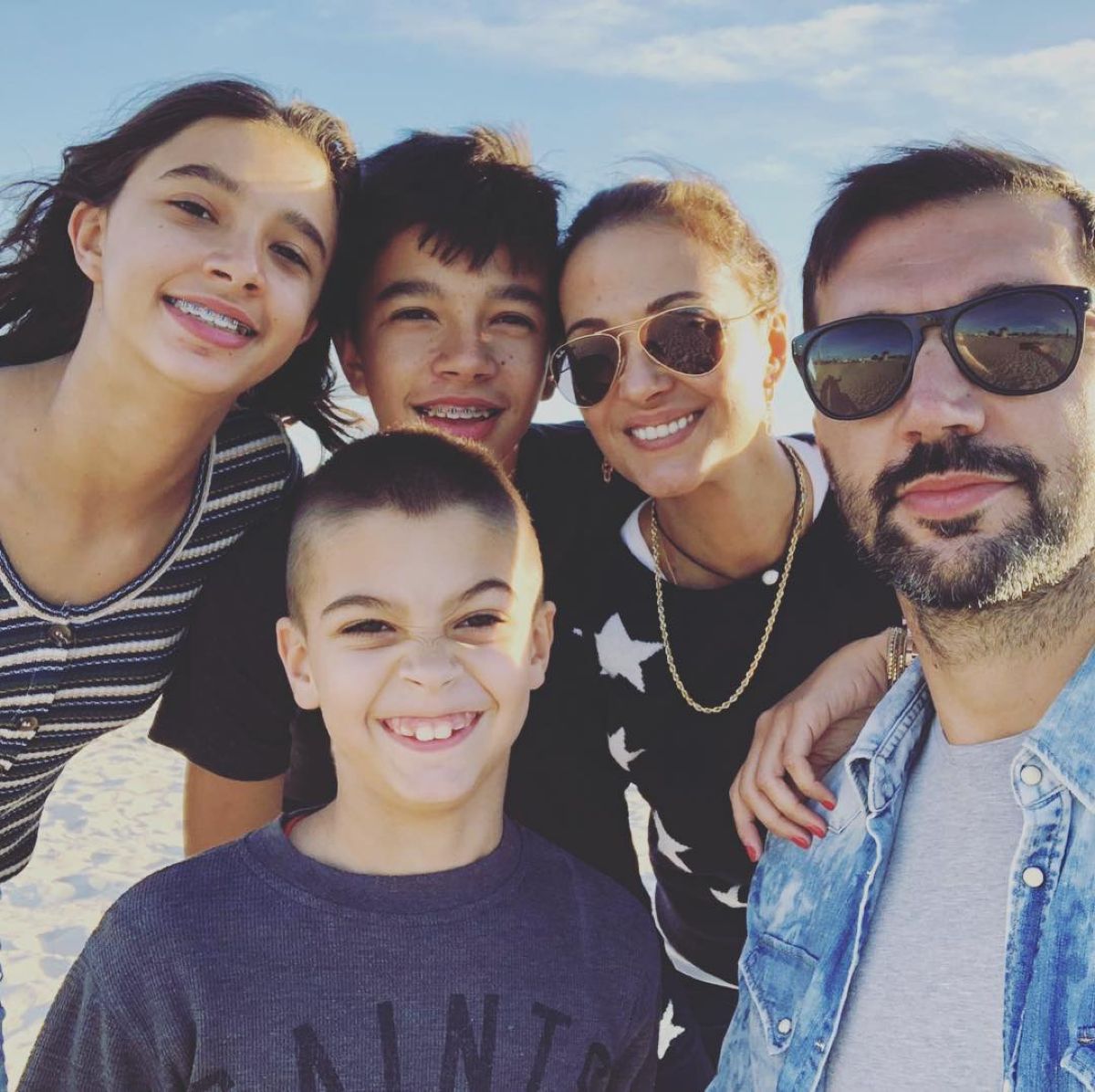 Η Αλέκα Καμηλά και ο Πέτζα Στογιάκοβιτς με τα παιδιά τους