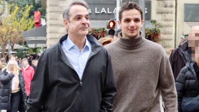 Ο Κυριάκος Μητσοτάκης με τον γιο του, Κωνσταντίνο, στο κέντρο