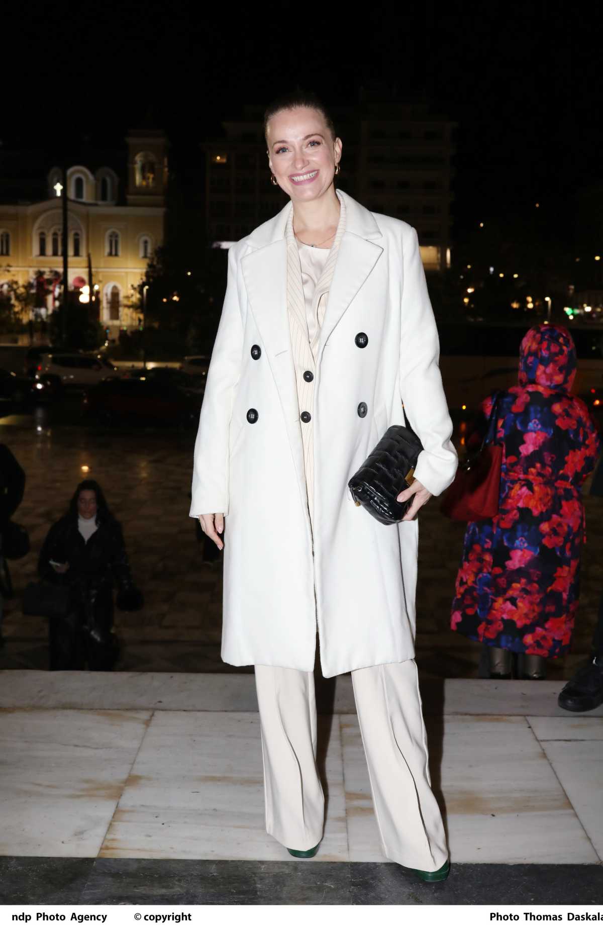 Με πανωφόρι λευκό η Λένα Δροσάκη σε έξοδό της