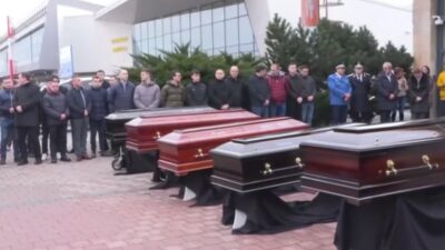 Τα φέρετρα των 7 φιλάθλων του ΠΑΟΚ που πέθαναν στο τροχαίο στη Ρουμανία