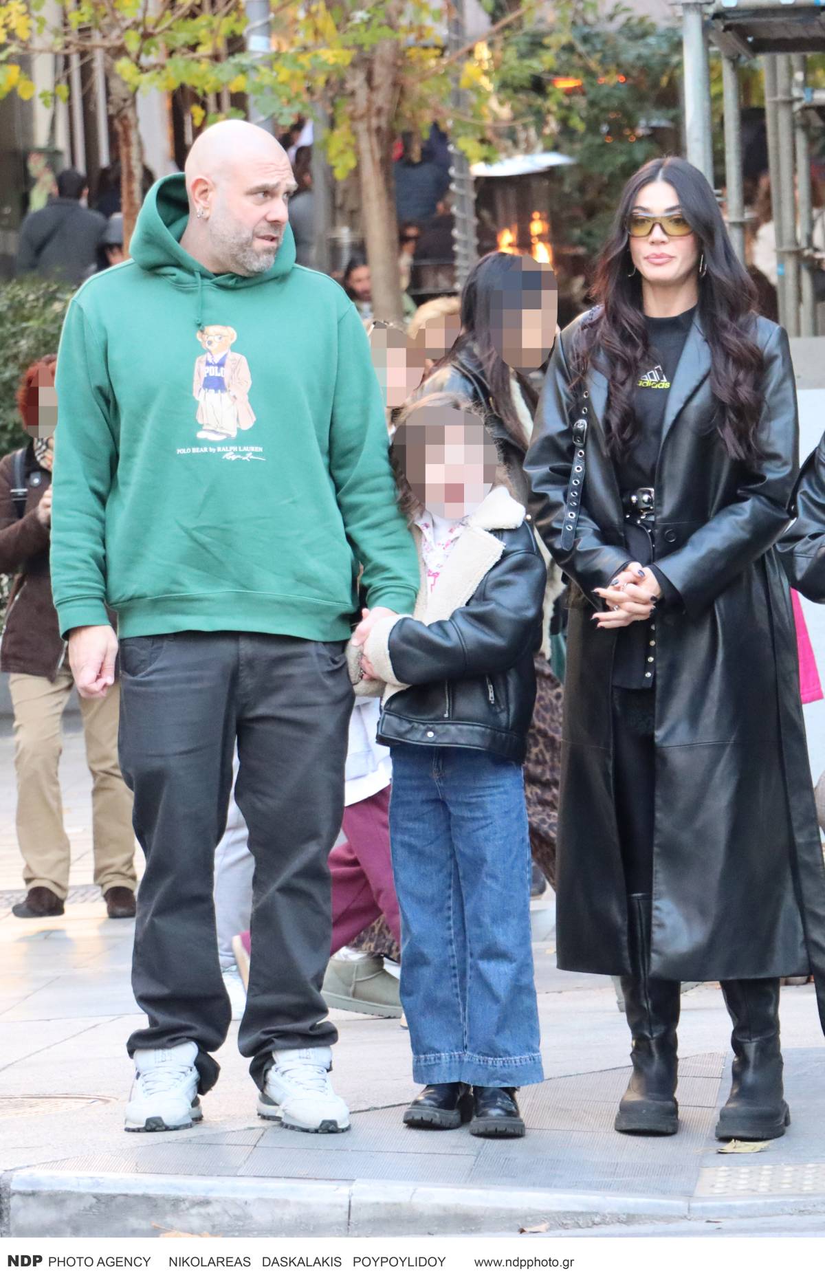 Με παλτό δερμάτινο η Ήβη Αδάμου