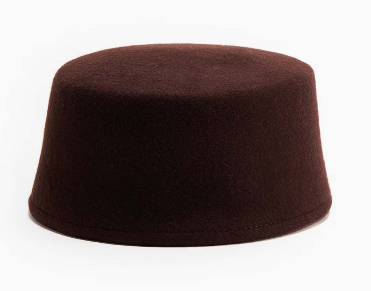 Η Ηλιάνα Παπαγεωργίου μόλις μας έπεισε να φορέσουμε αυτό το εκκεντρικό καπέλο