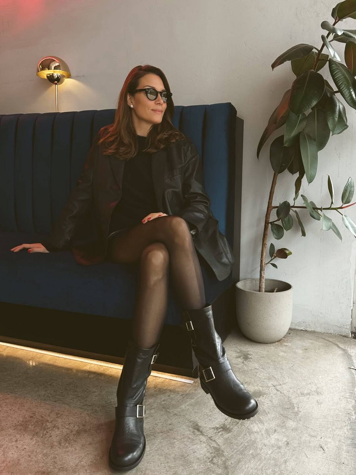 Η Βίκυ Καγιά με μπότες στο σαλόνι της