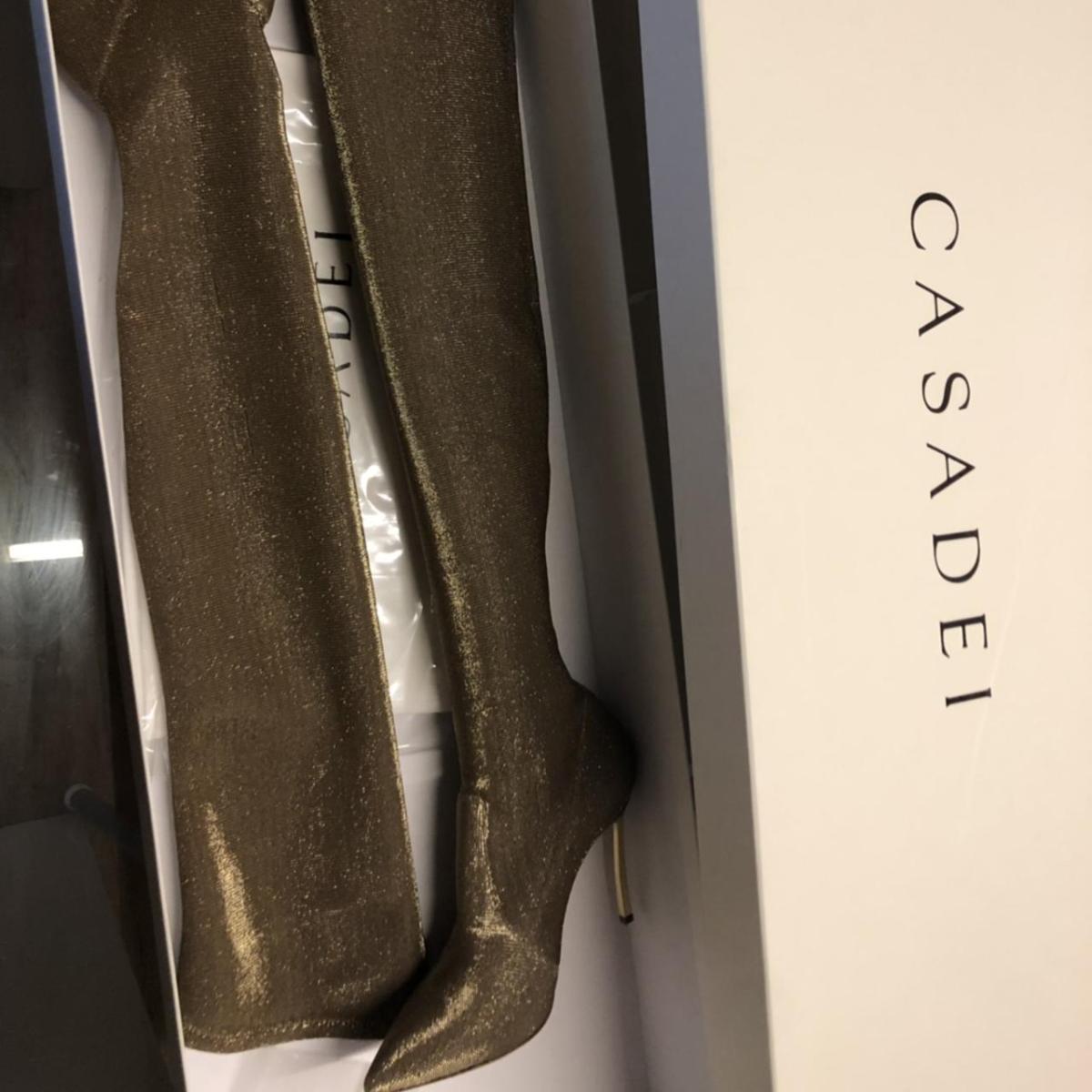 Η Αλεξάνδρα Παναγιώταρου φόρεσε τις τέλειες μπότες Casadei αλλά με... λάθος σύνολο!