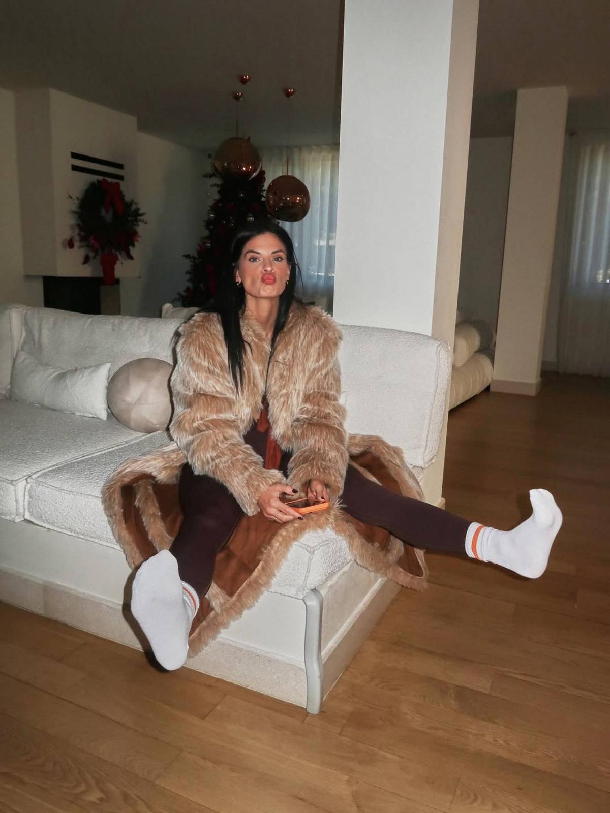 Με πανωφόρι γούνινο η Χριστίνα Μπόμπα