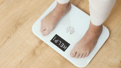 δίαιτα γυναίκα σε ζυγαριά