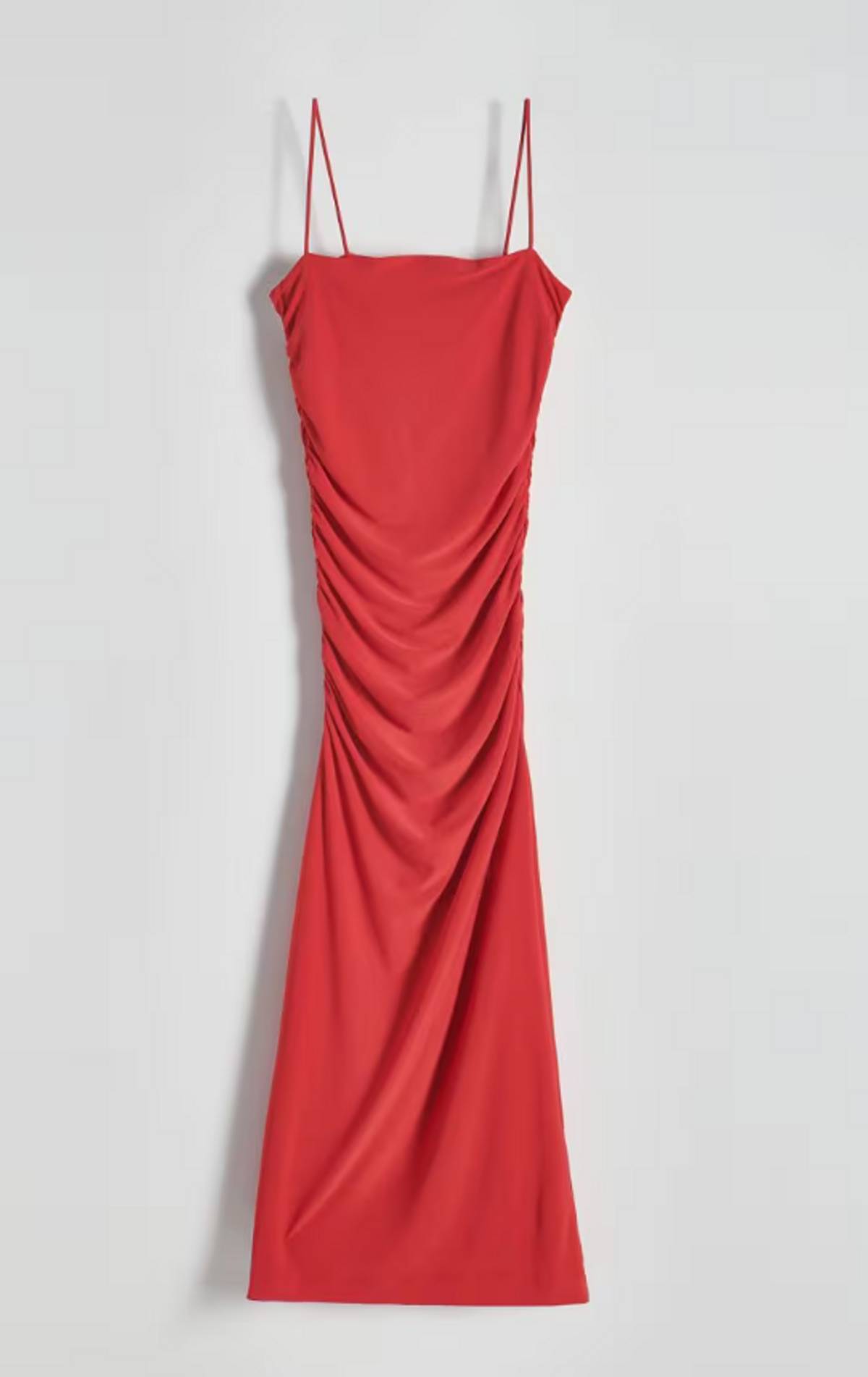 Η Μπέττυ Μαγγίρα με το κόκκινο φόρεμα που «δουλεύει» υπέρ σου μετά τα 50