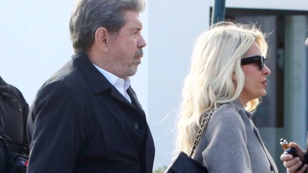 Ο Γιάννης Λάτσιος και η Ελένη Μενεγάκη στη κηδεία του Γιώργου Παπαδάκη