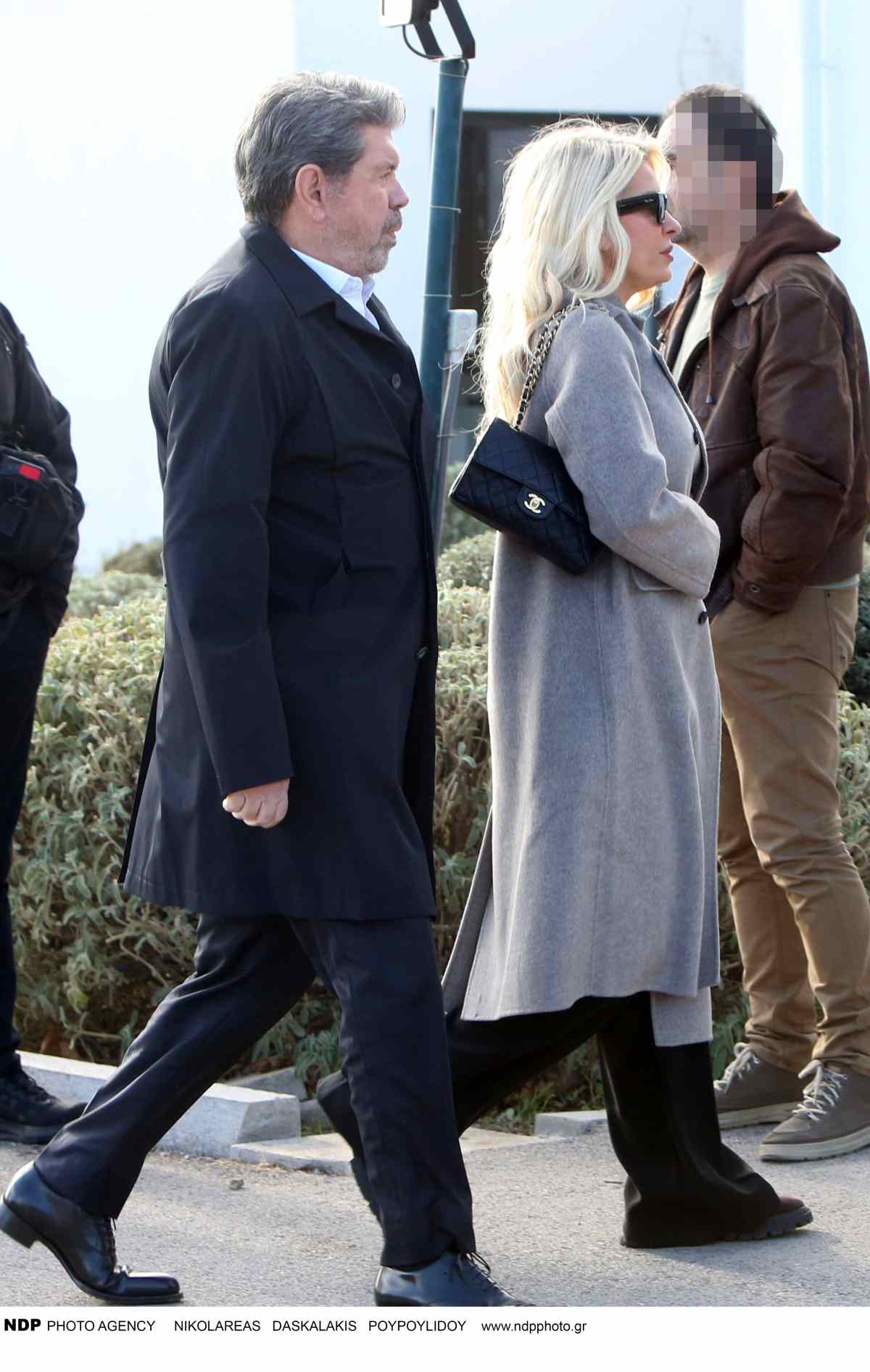 Ο Γιάννης Λάτσιος και η Ελένη Μενεγάκη στη κηδεία του Γιώργου Παπαδάκη