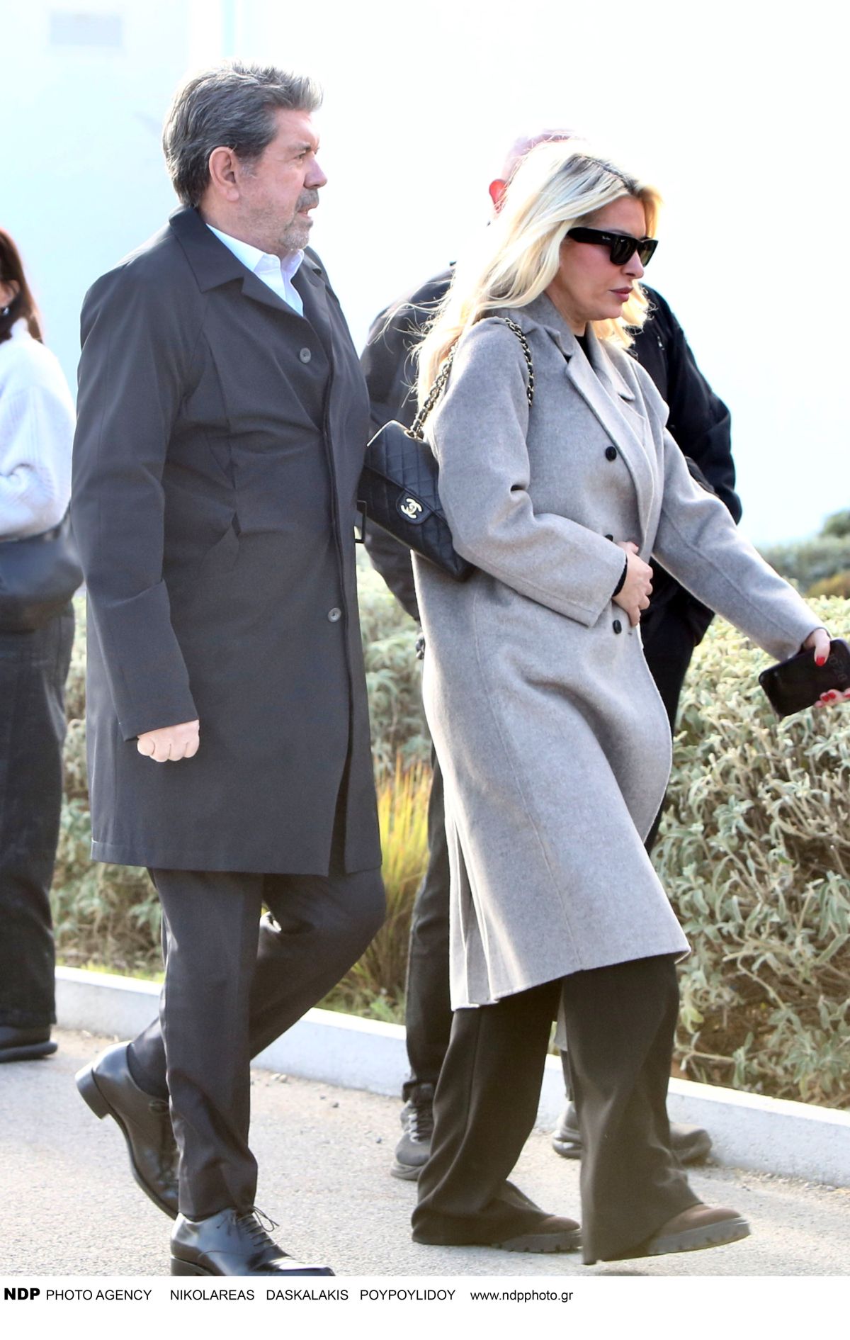 Ο Γιάννης Λάτσιος και η Ελένη Μενεγάκη στη κηδεία του Γιώργου Παπαδάκη