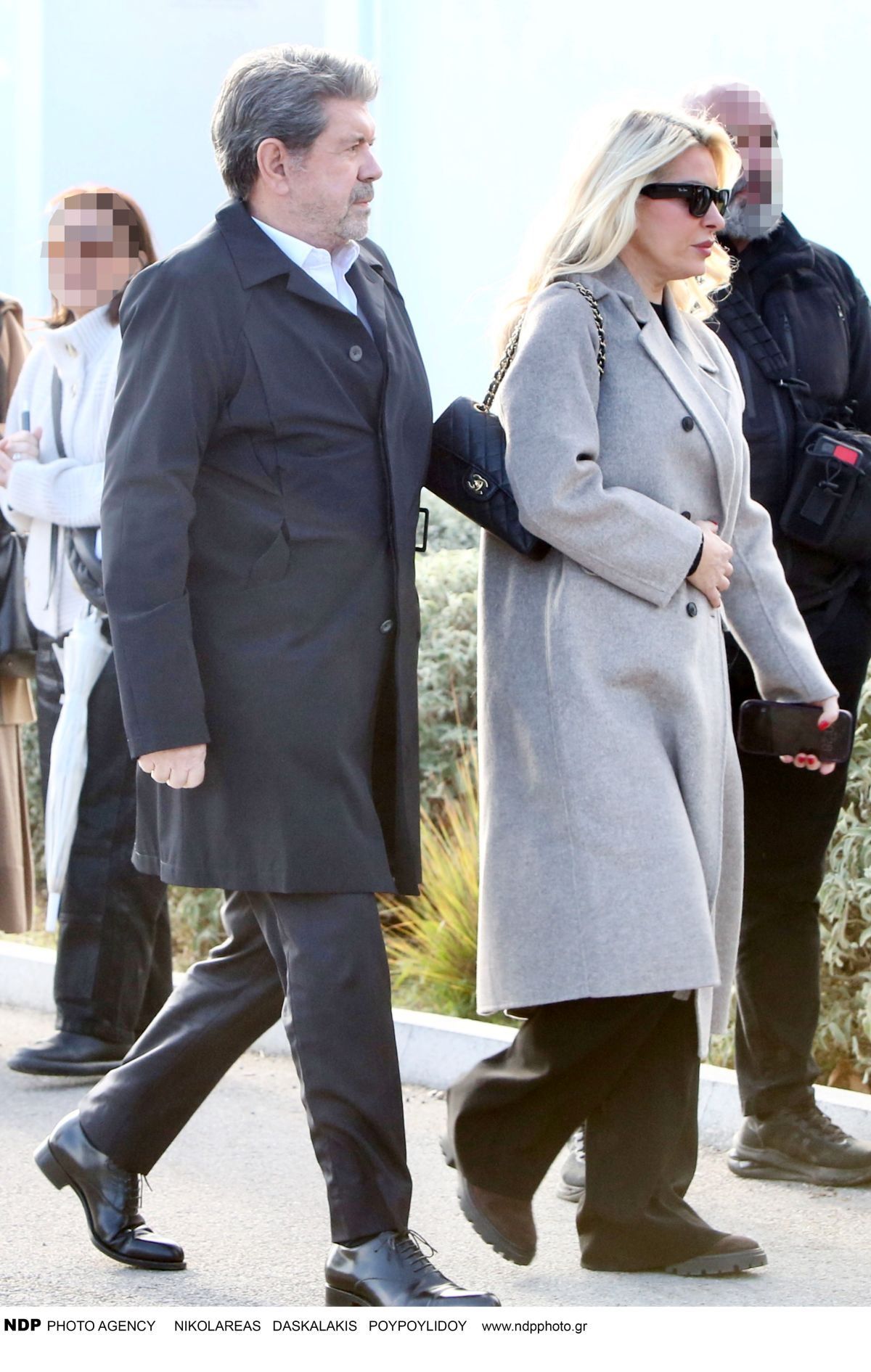 Ο Γιάννης Λάτσιος και η Ελένη Μενεγάκη στη κηδεία του Γιώργου Παπαδάκη