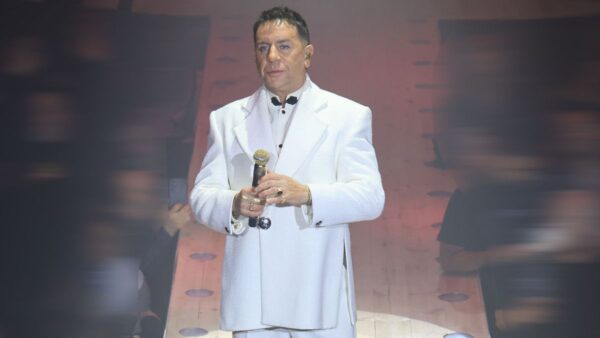 Ο Γιώργος Μαζωνάκης σε εμφάνισή του