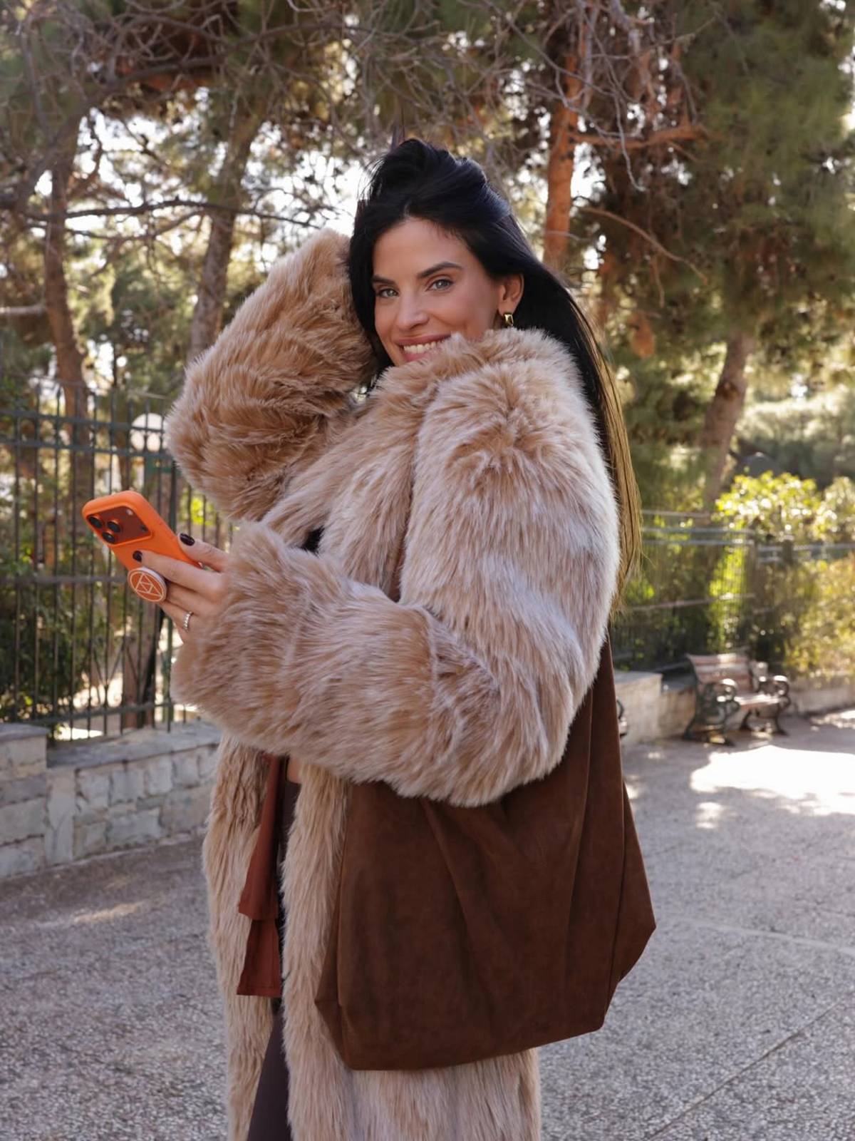 Με πανωφόρι γούνινο η Χριστίνα Μπόμπα