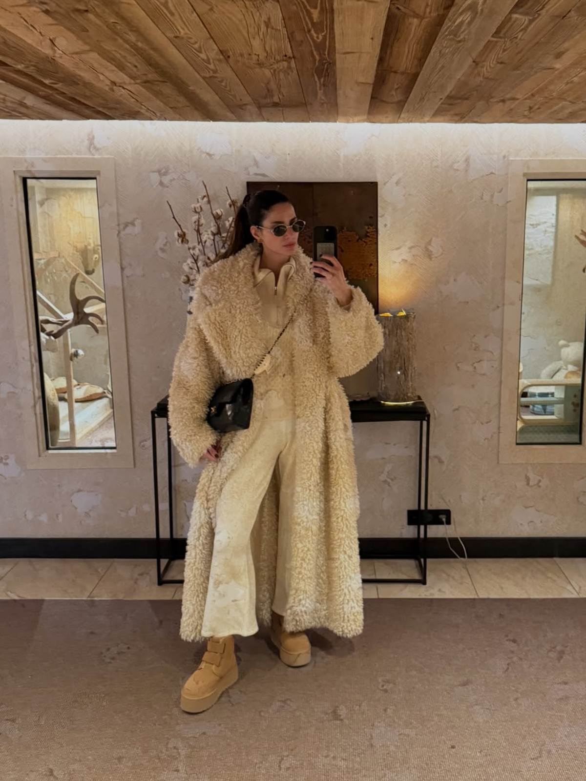 To look της Ηλιάνας Παπαγεωργίου με παλτό