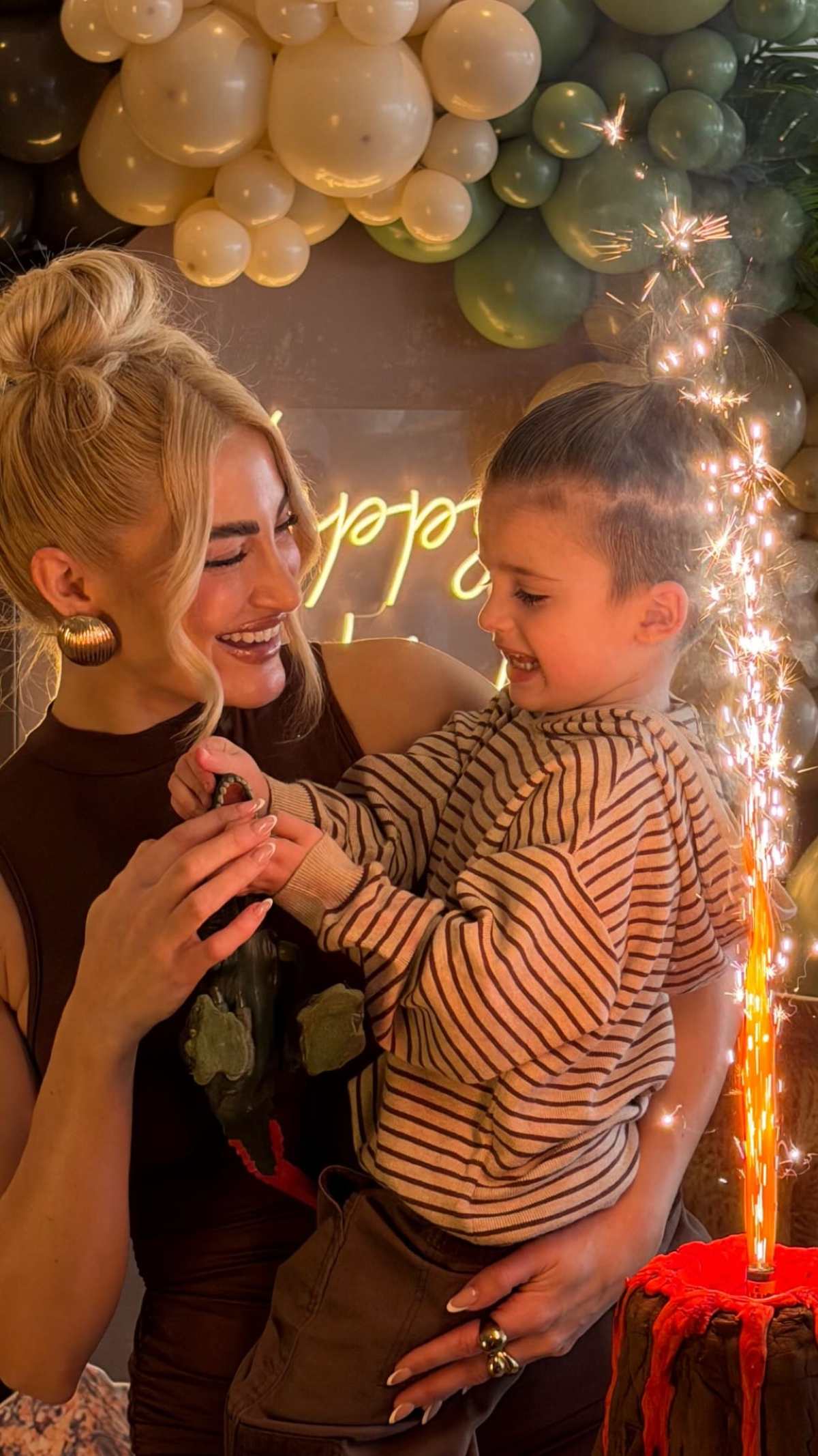 Η Ιωάννα Τούνη με τον Πάρη στα γενέθλιά του