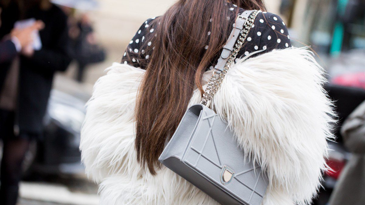 Tik-Tok βίντεο για γούνινο μπουφάν