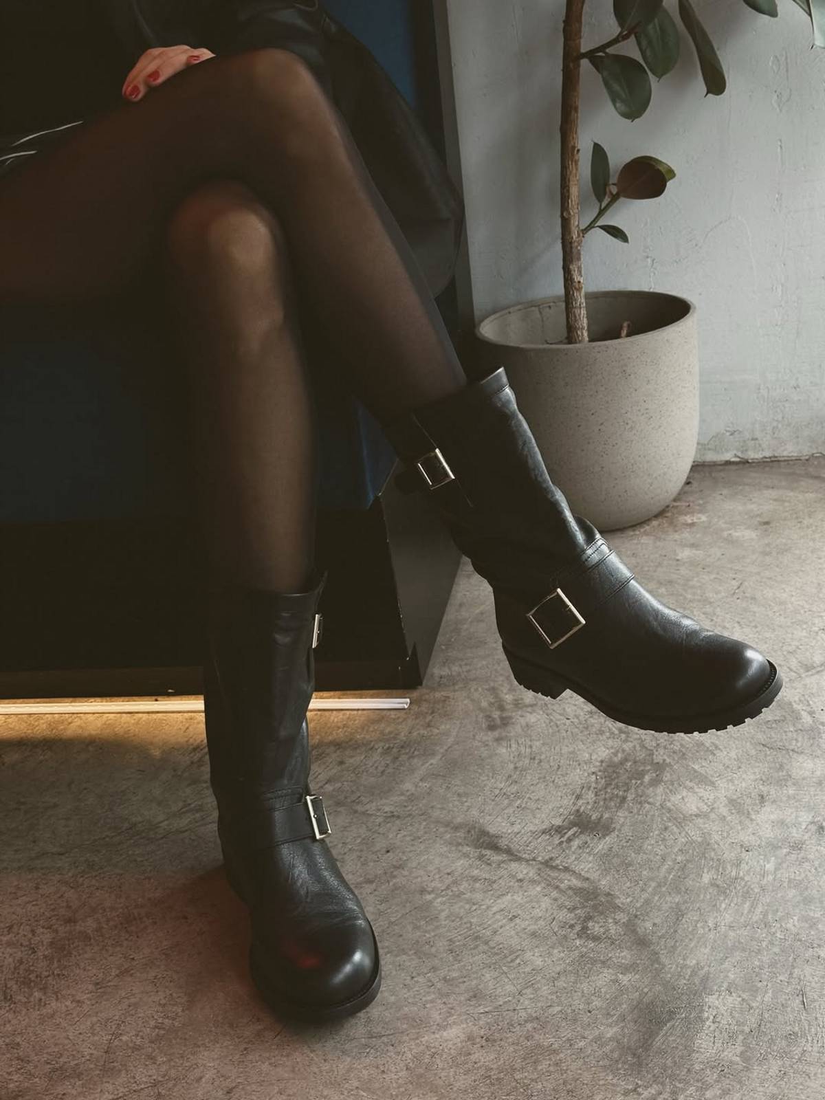 Η Βίκυ Καγιά με μπότες