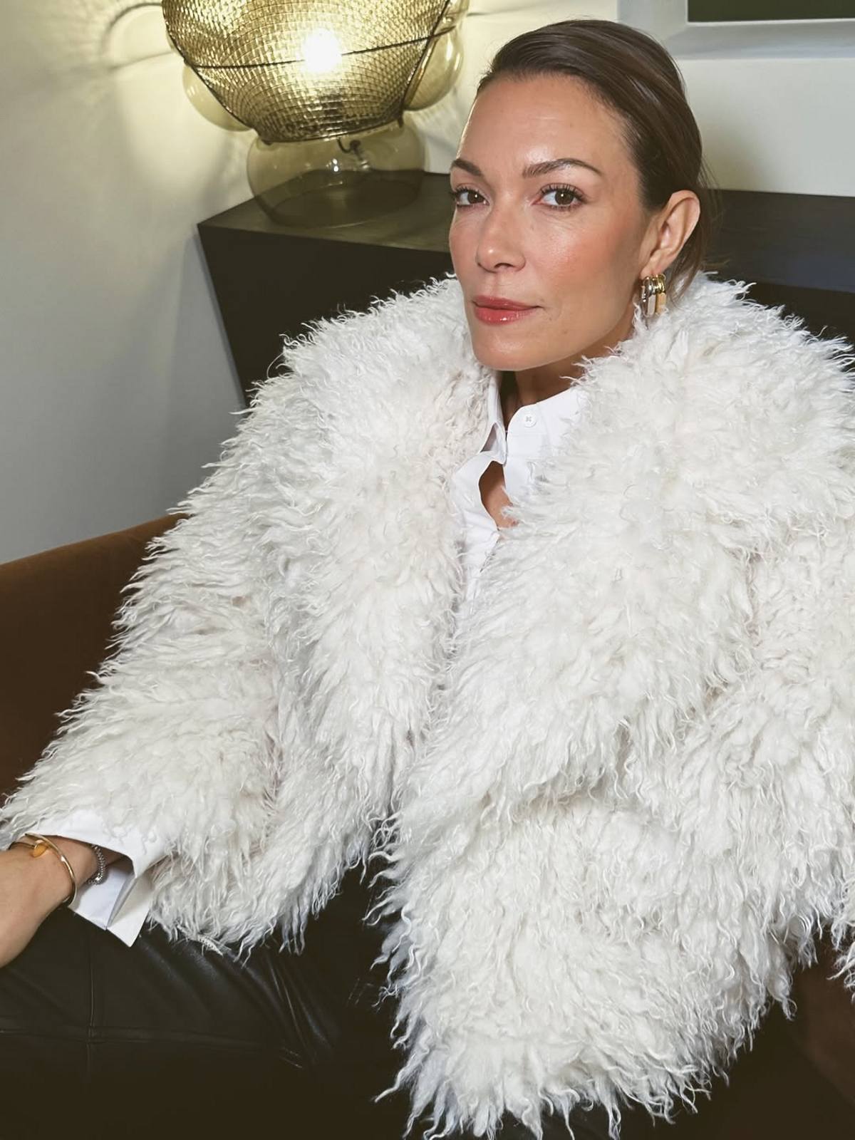 Με τζάκετ γούνινο η Βίκυ Καγιά