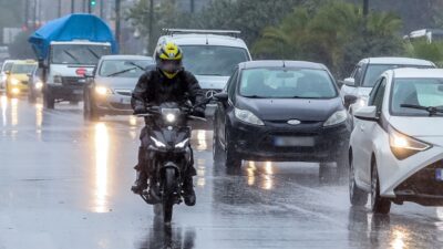 αυτοκίνητα στην βροχή