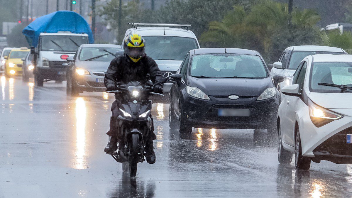 αυτοκίνητα στην βροχή