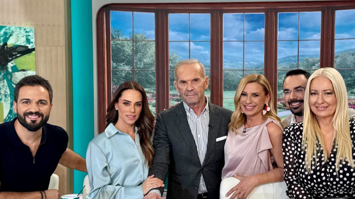 Η Κατερίνα Καραβάτου με την ομάδα της