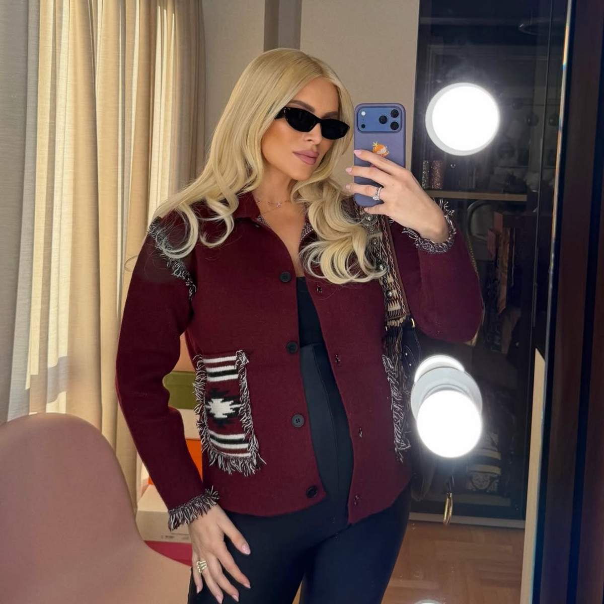 Με πλεκτό πανωφόρι η Κατερίνα Καινούργιου