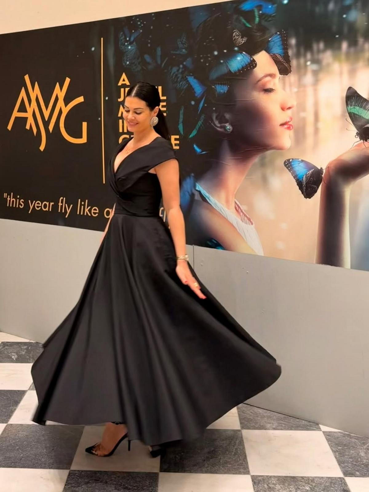 Με φόρεμα μαύρο η Μαρία Κορινθίου