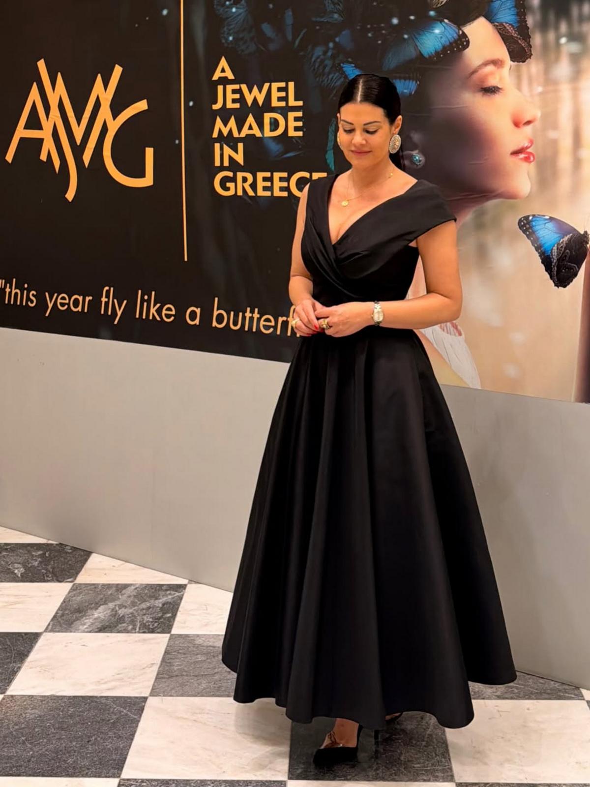 Με φόρεμα μαύρο η Μαρία Κορινθίου