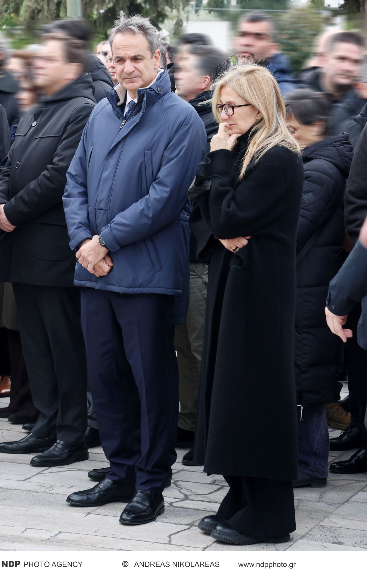 Ο Κυριάκος Μητσοτάκης και η Μαρέβα Μητσοτάκη στην κηδεία του Νίκου Στασινόπουλου