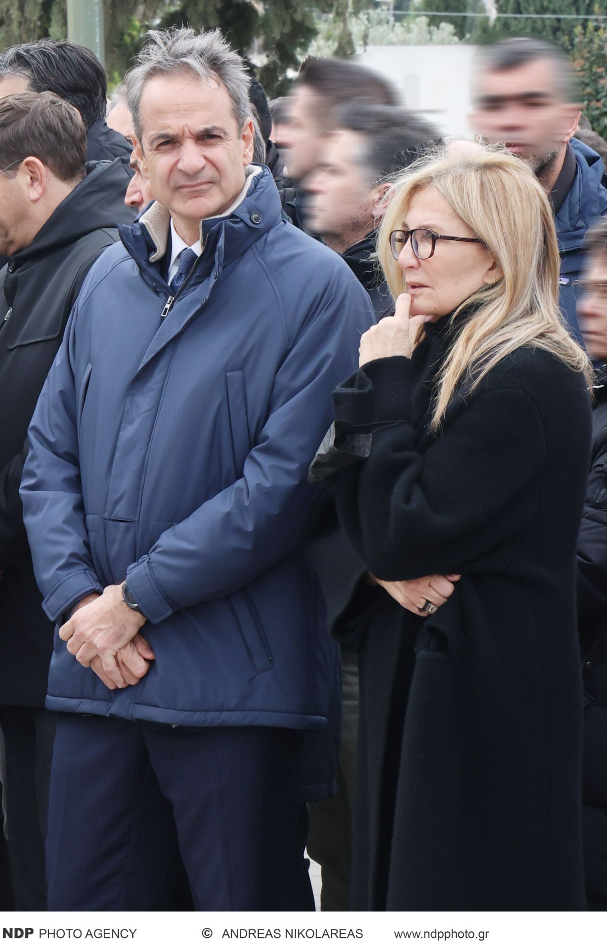 Ο Κυριάκος Μητσοτάκης και η Μαρέβα Μητσοτάκη στην κηδεία του Νίκου Στασινόπουλου