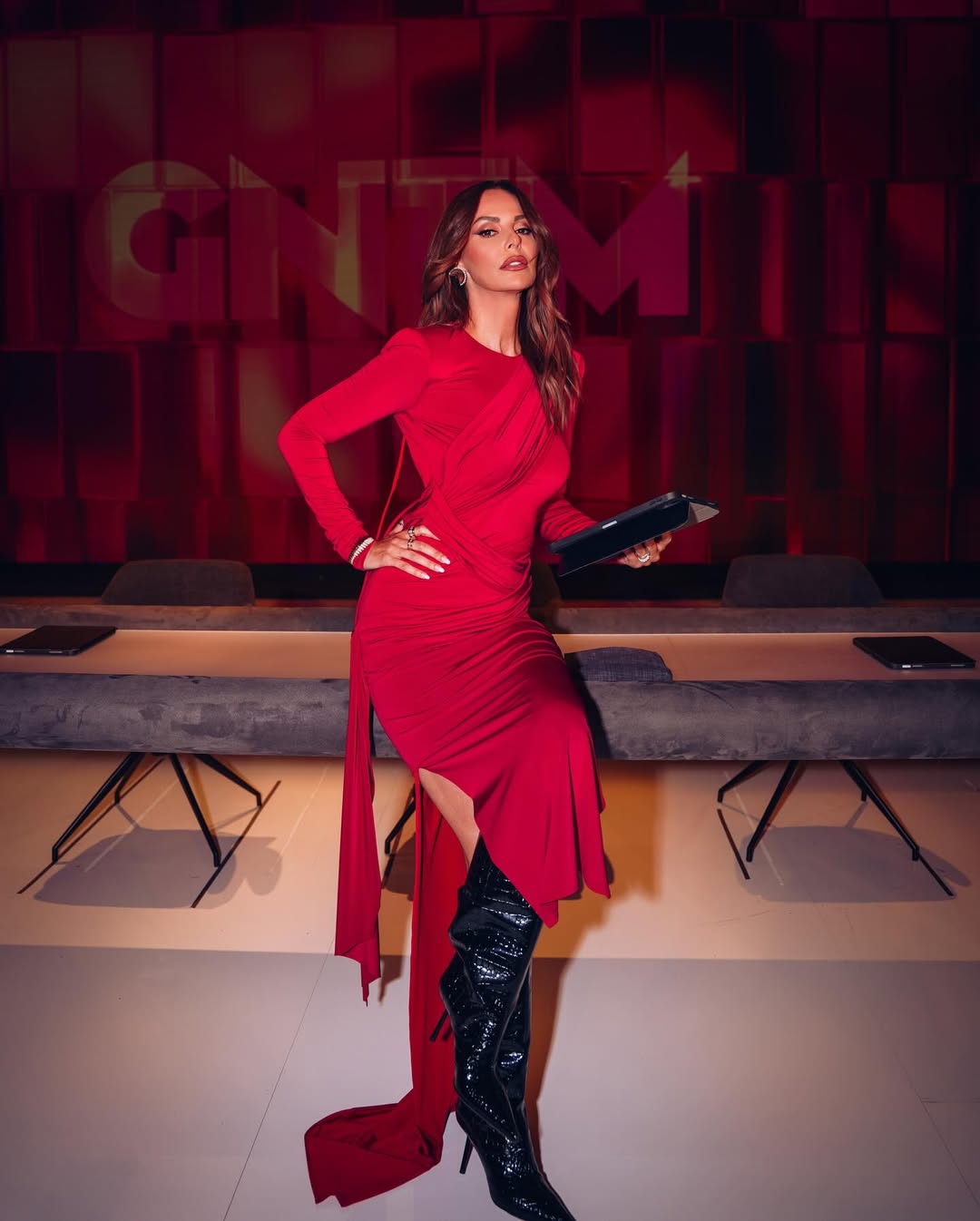 Η Μπέττυ Μαγγίρα με κόκκινο φόρεμα