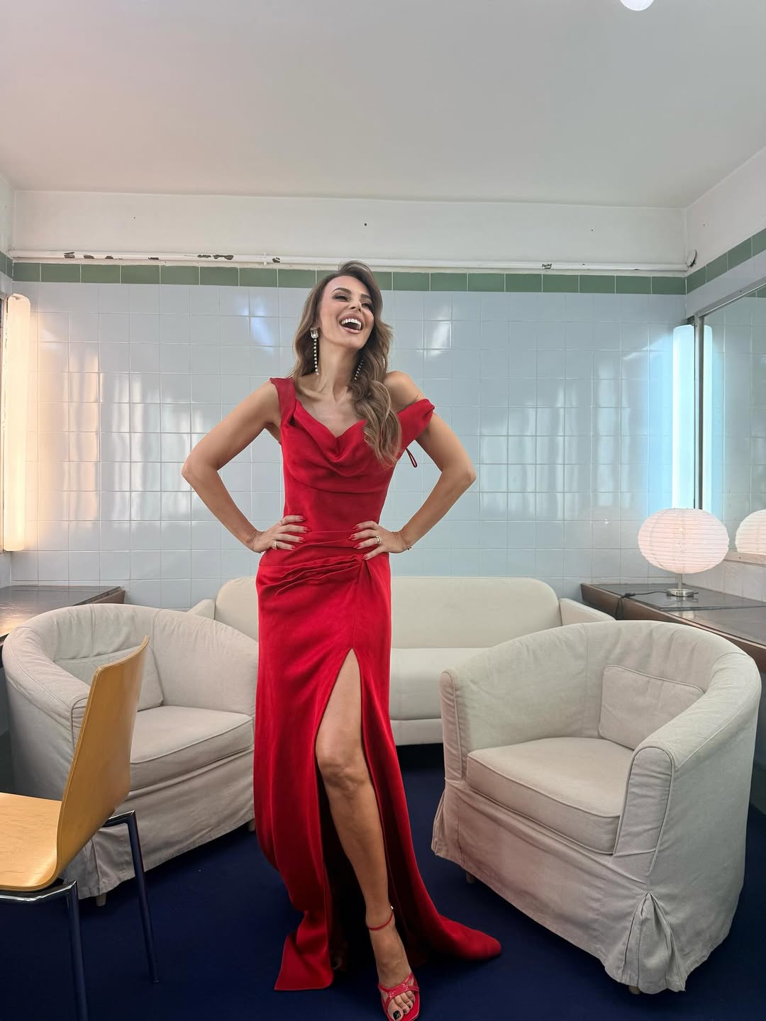 Η Μπέττυ Μαγγίρα με κόκκινο φόρεμα