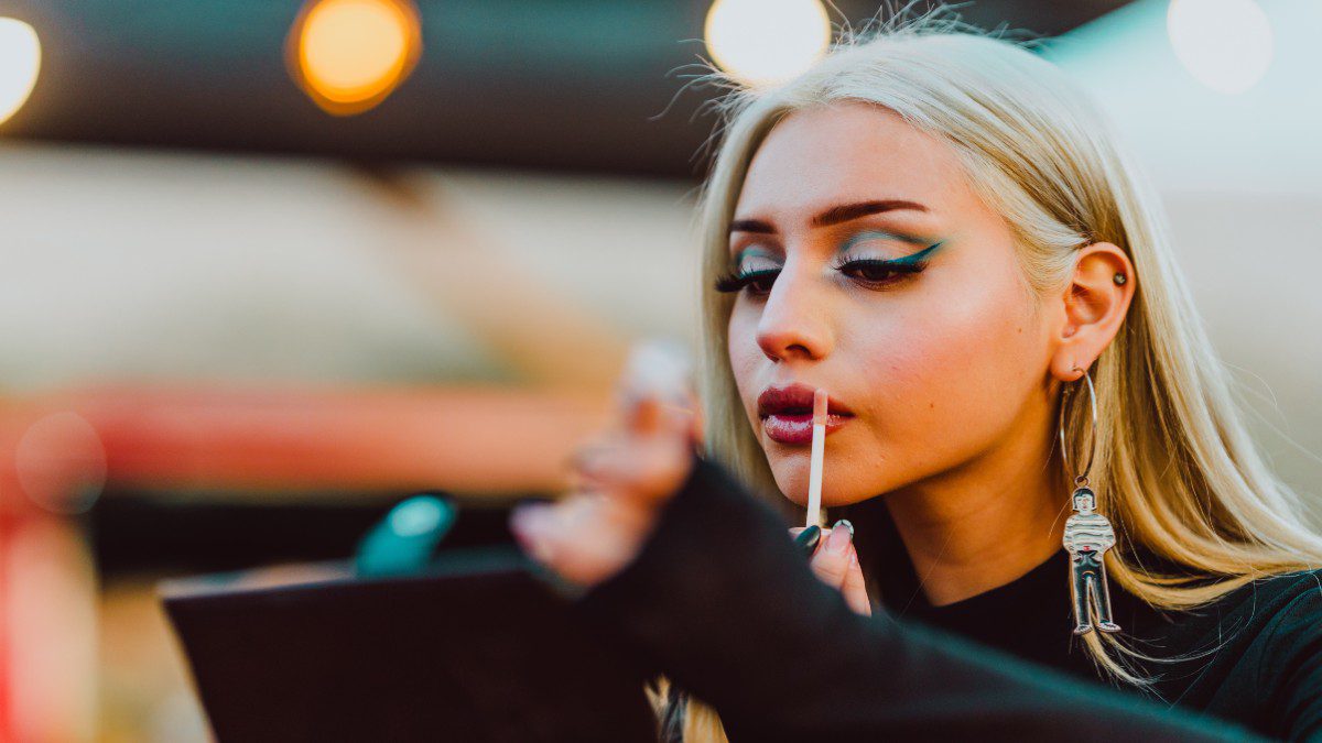 Κοπέλα με προϊόν μακιγιάζ στα χέρια