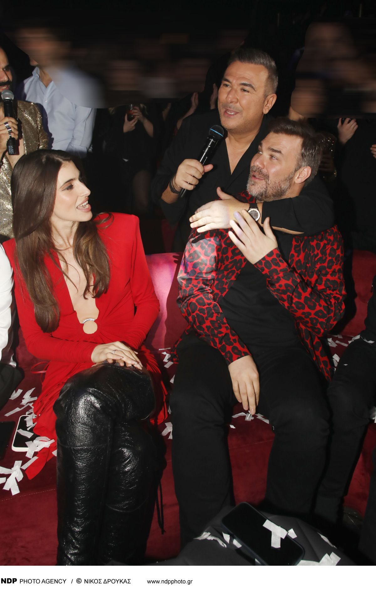 Γιώργος Σαμπάνης και Ιωάννα Σαρρή αγκαλιά με φίλο τους σε νυχτερινό κέντρο