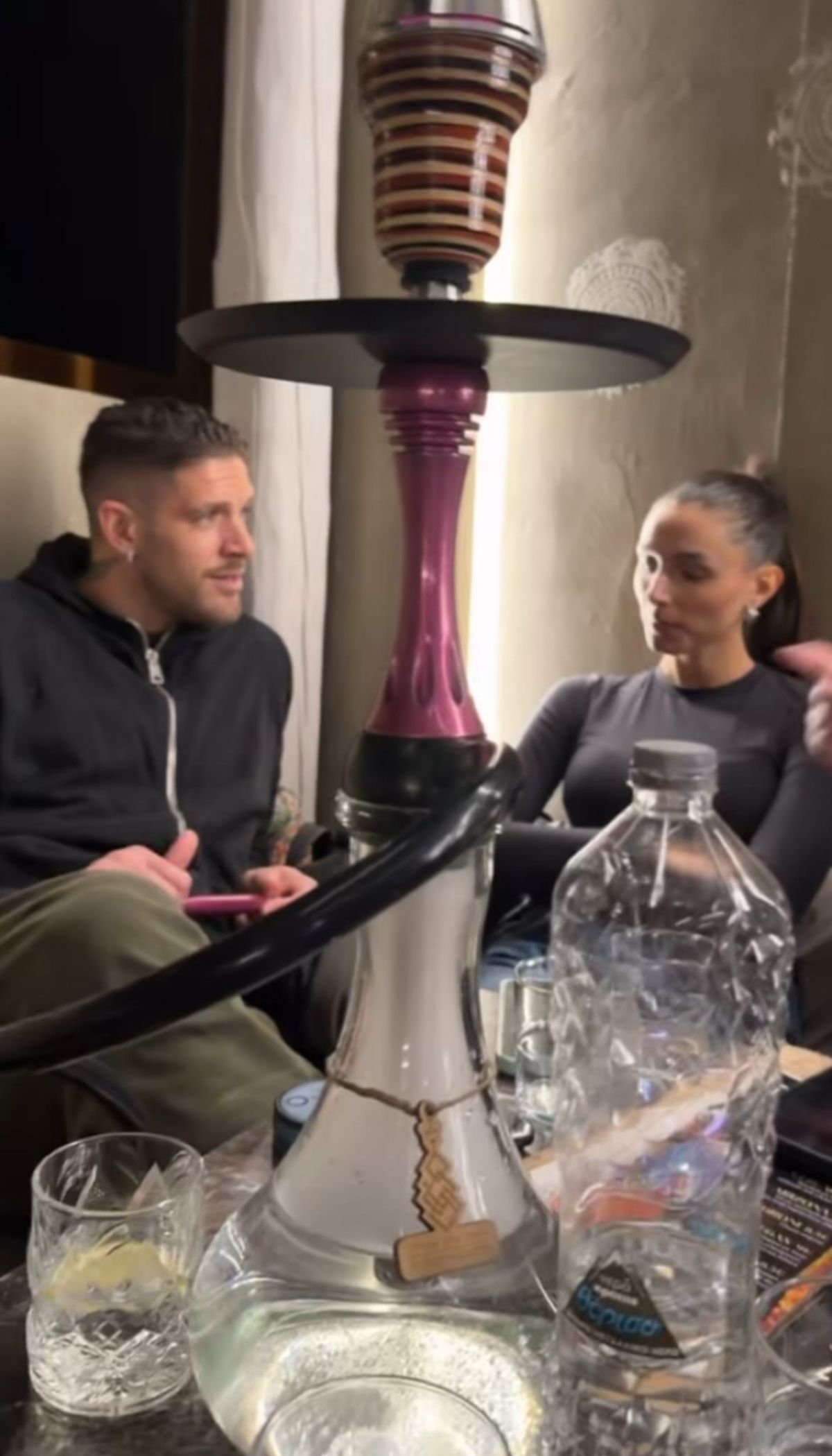 Αλέξανδρος Πασχαλάκης: Για ναργιλέ με την κούκλα σύντροφό του (Φωτογραφία)