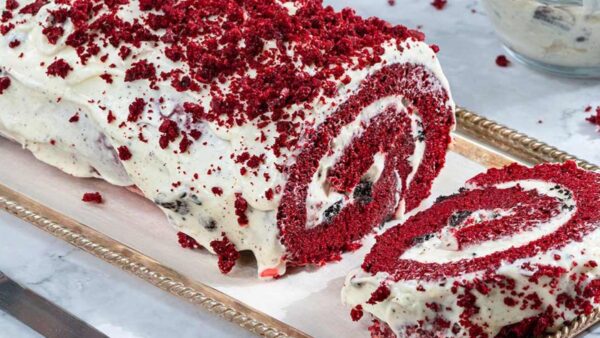 Κορμός Red Velvet: Μια ανάρπαστη συνταγή για την ημέρα του Αγίου Βαλεντίνου