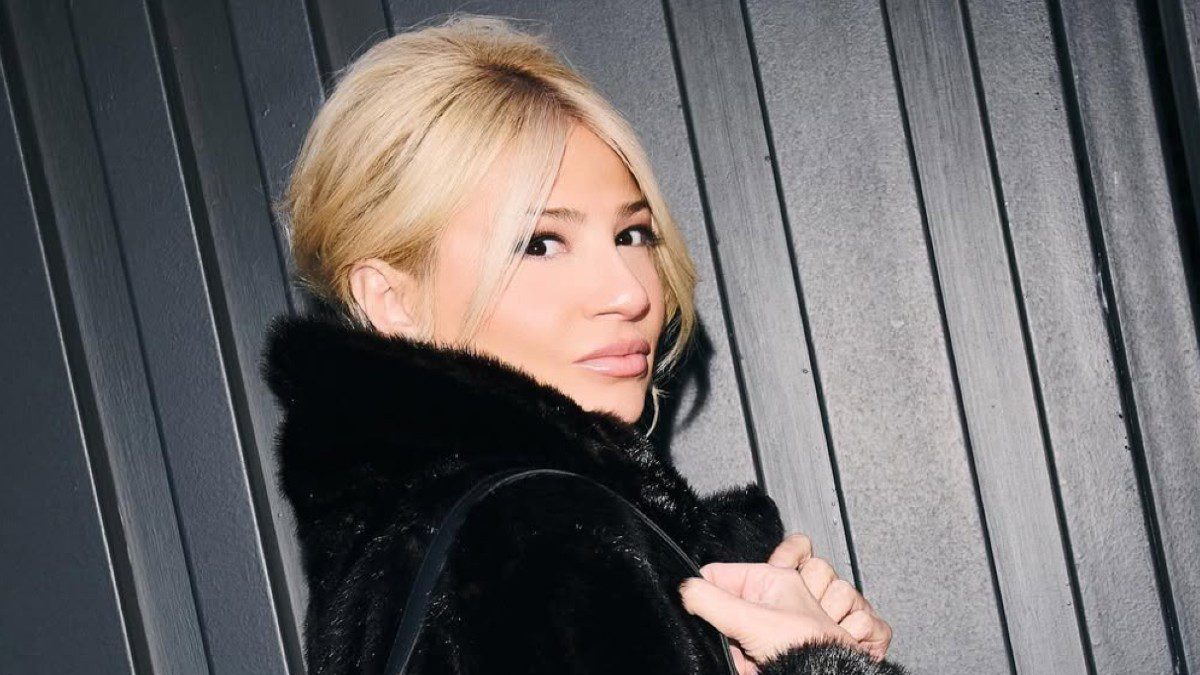 Η Φαίη Σκορδά με γούνα