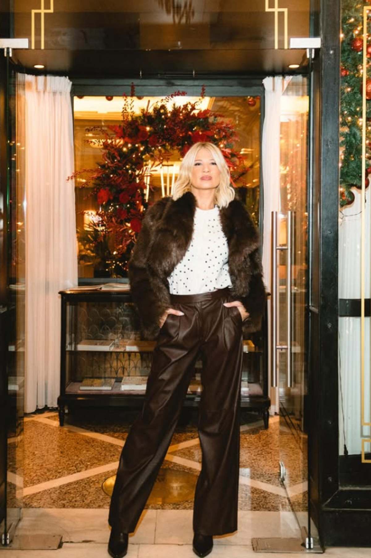 Η Φαίη Σκορδά με γούνα