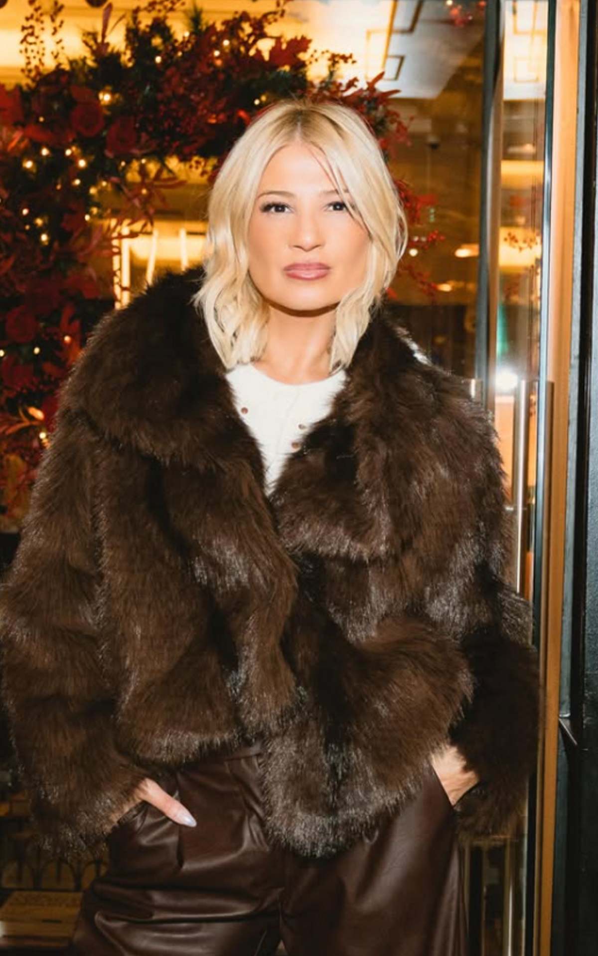 Η Φαίη Σκορδά με γούνα