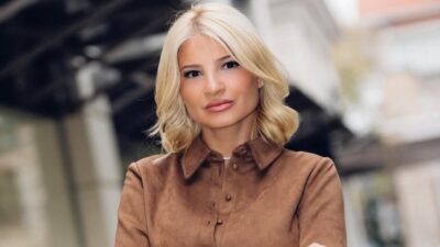 Φαίη Σκορδά με μπότες και φόρεμα