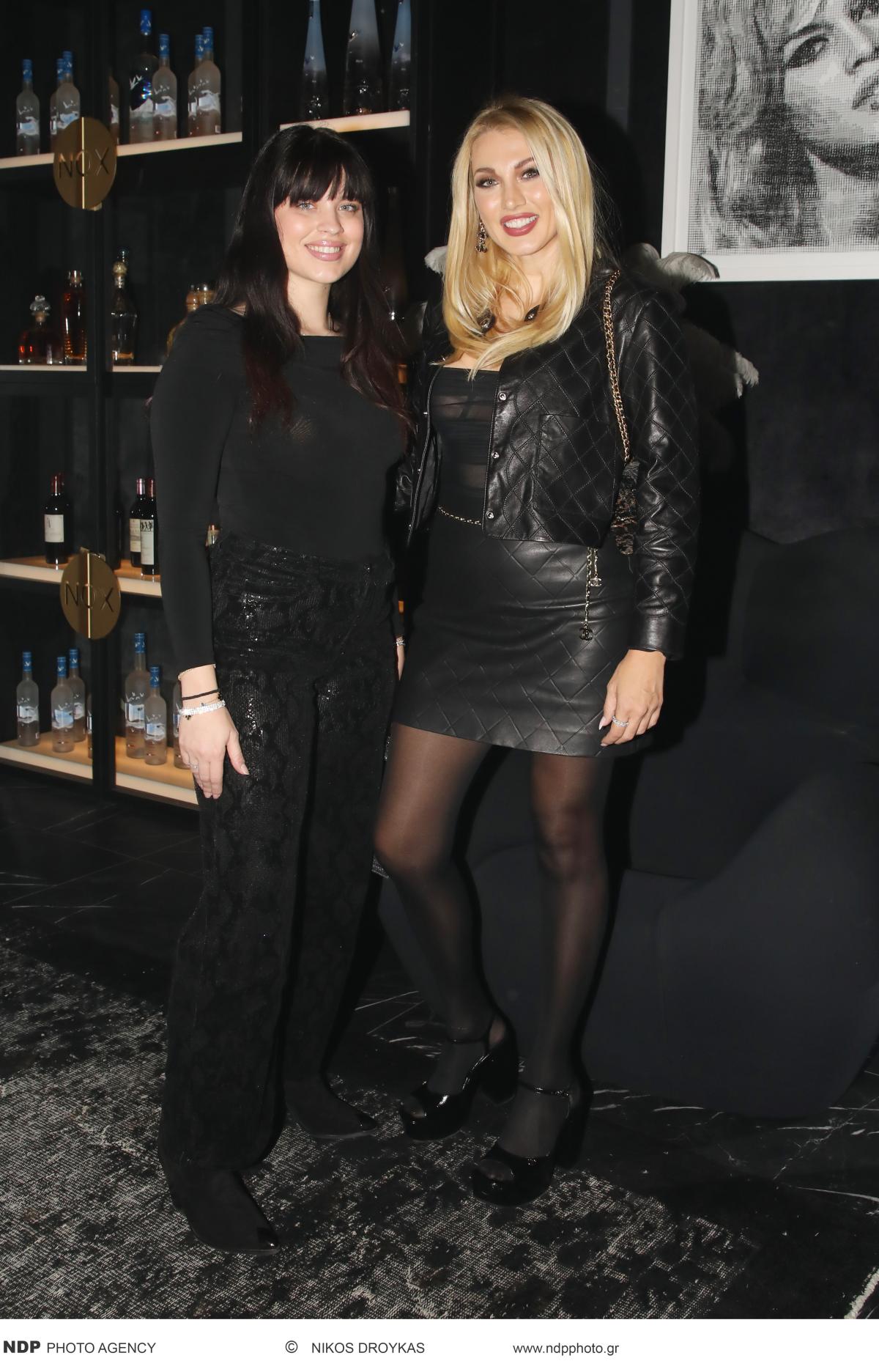 Η Κωνσταντίνα Σπυροπούλου με total black σε έξοδό της