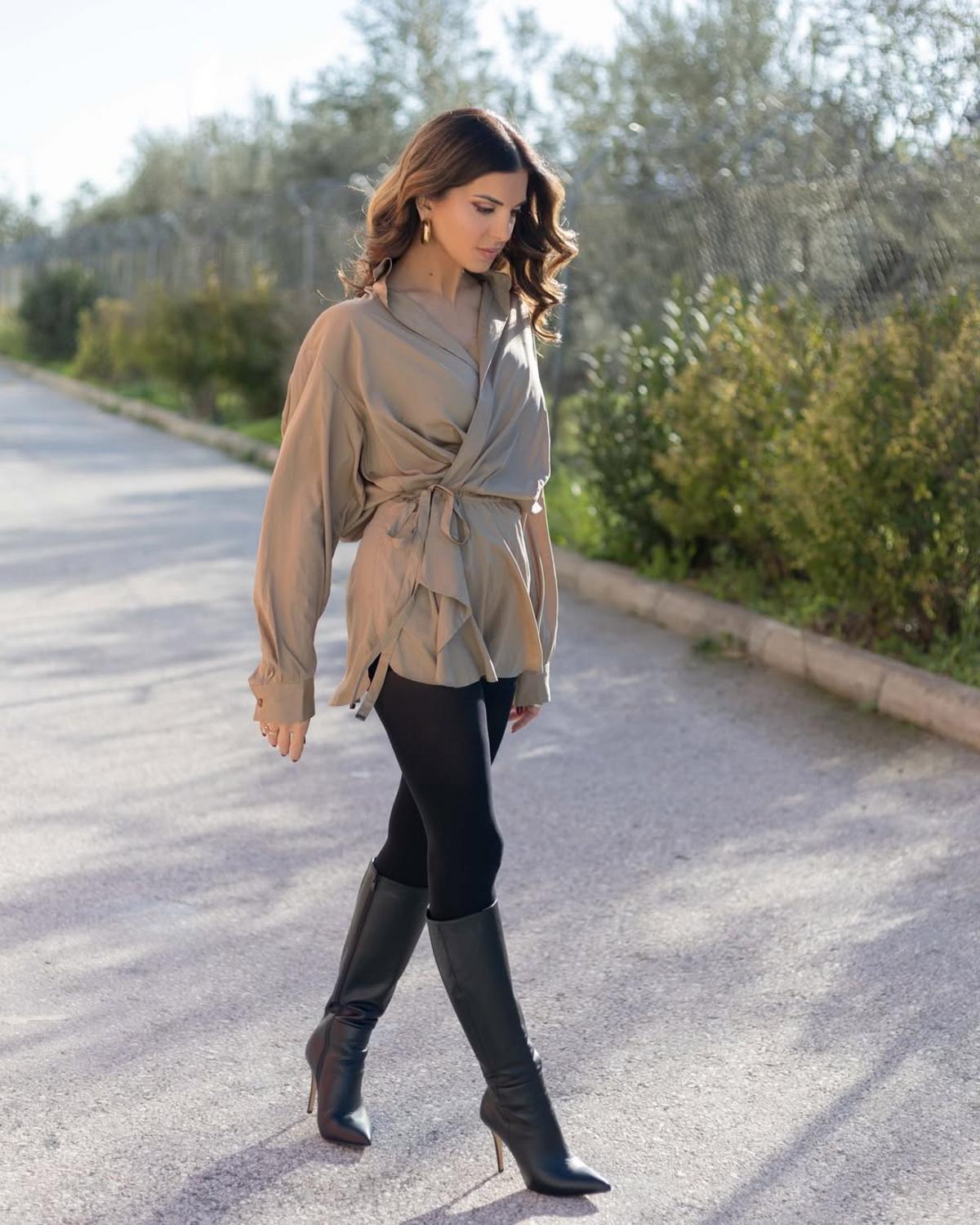 Με μπεζ πουκάμισο η Σταματίνα Τσιμτσιλή