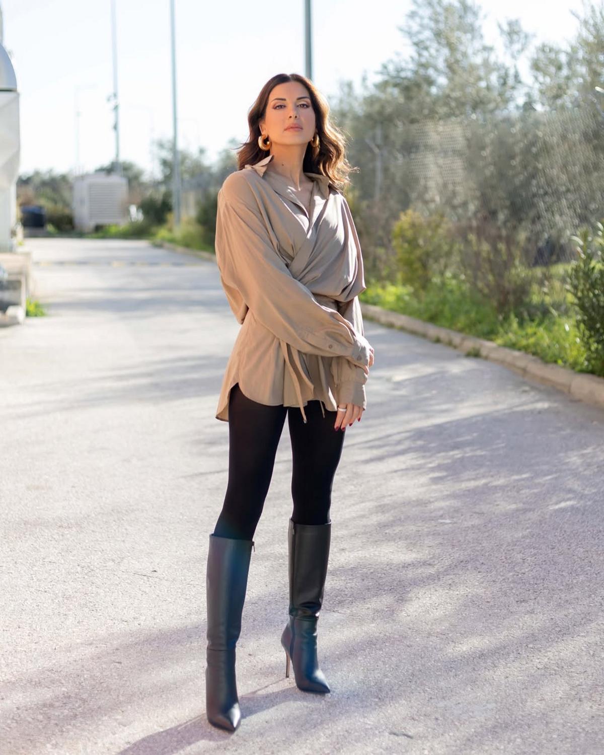 Με μπεζ πουκάμισο η Σταματίνα Τσιμτσιλή