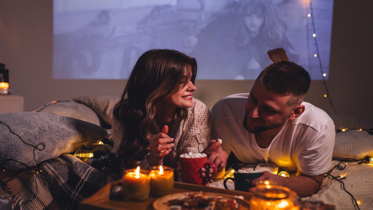 Άγιος Βαλεντίνος με ζευγάρι που γιορτάζει στο σπίτι