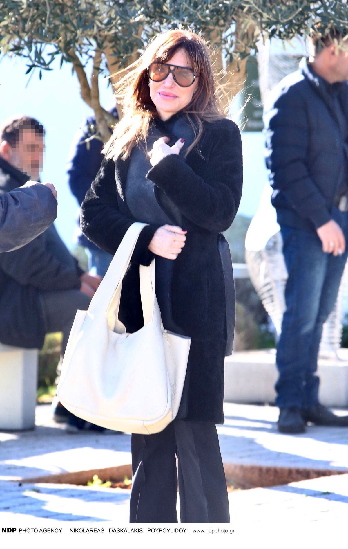 Η Βίκυ Χατζηβασιλείου στη κηδεία του Γιώργου Παπαδάκη