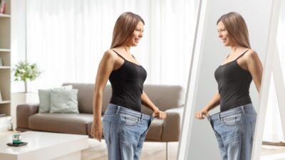 Γυναίκα αδυνάτισμα σώμα στον καθρέφτη